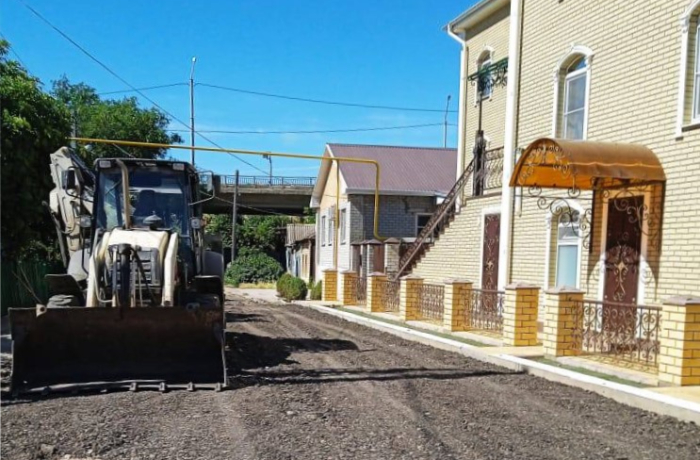 В Астрахани подсыпают грунтовые дороги