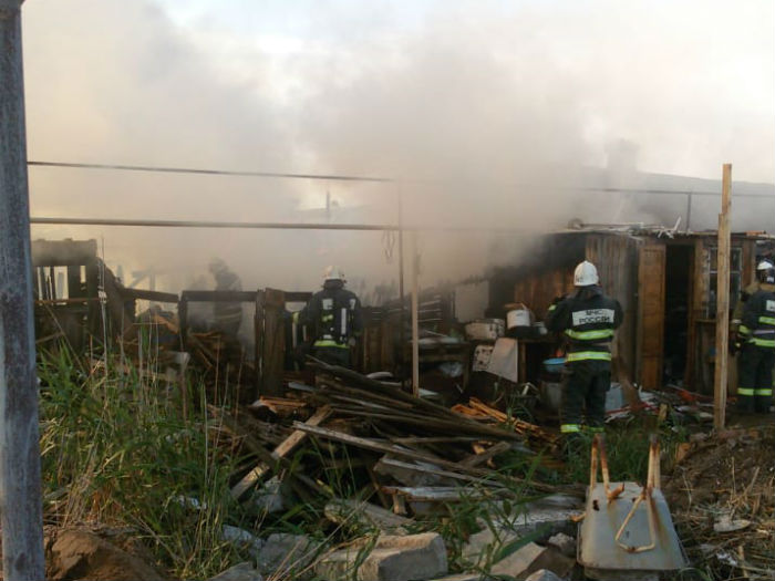 Жилой дом и шесть построек – в Трусовском районе Астрахани тушили крупный пожар