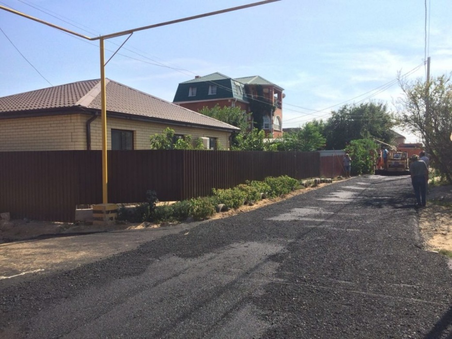 Астраханцы взяли судьбу в свои руки и сами заасфальтировали дорогу