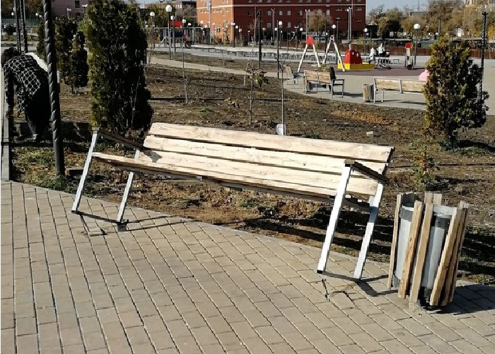 Вандалы раскурочили еще один парк в Астрахани