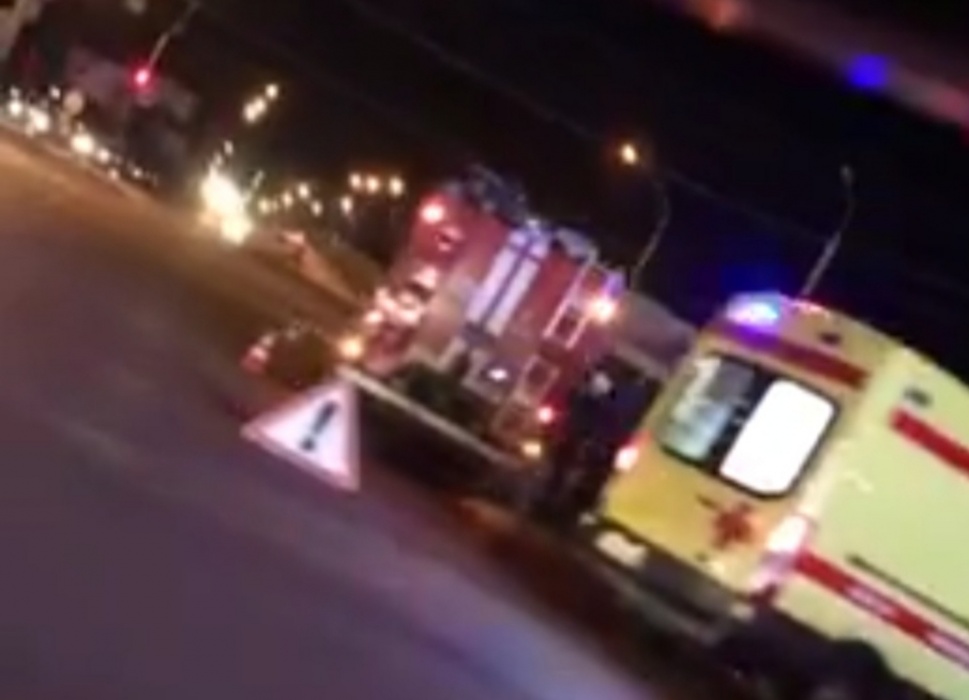 Ночью у ТЦ Астрахани вспыхнул автомобиль