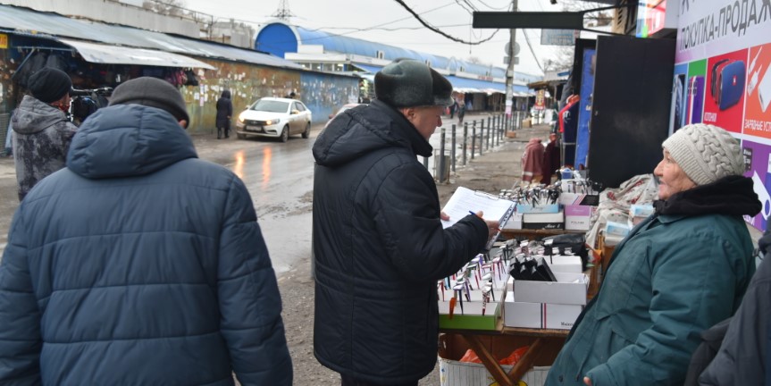 На Больших Исадах в Астрахани еще остались смелые торговцы