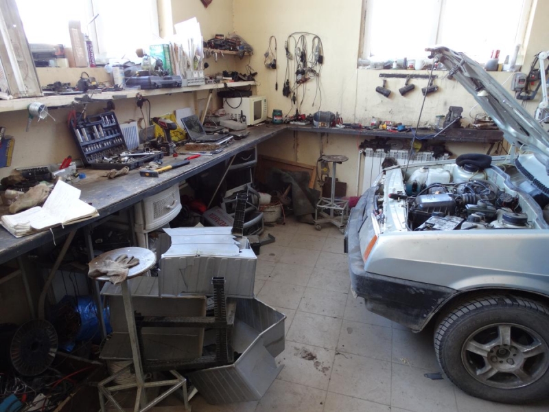 В Астрахани работник автосервиса пострадал во время ремонта машины