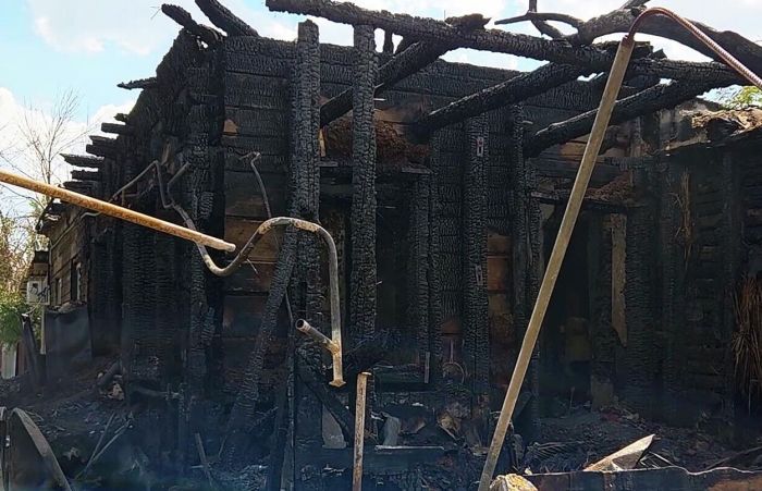 За воскресенье на пожаре в двух астраханских селах погибли женщина и мужчина