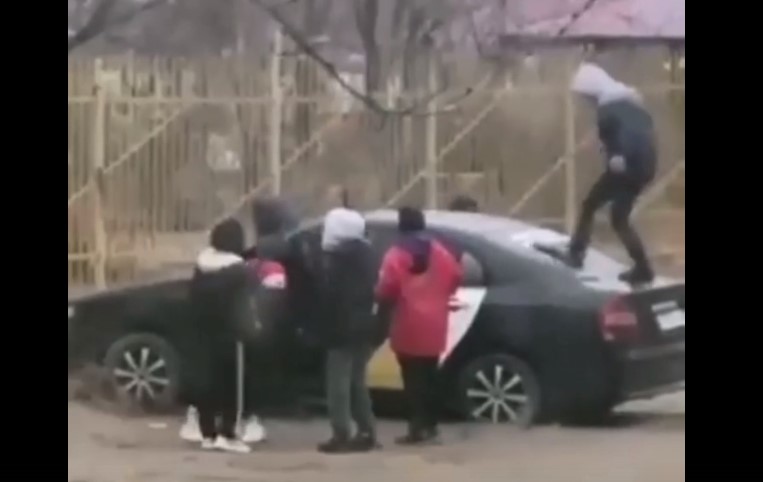 В Астрахани малолетки разгромили стоящую во дворе машину: видео