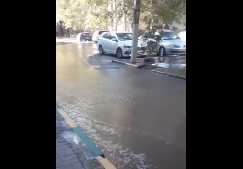 43 дома остались без холодной воды из-за масштабного наводнения на Бабаевского 