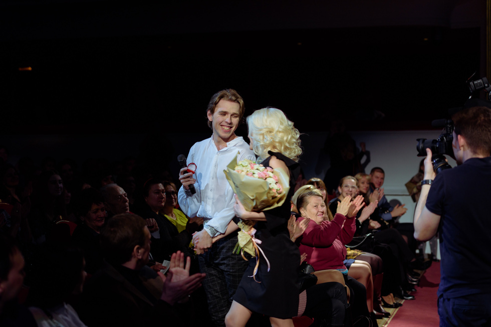 Астраханский Ромео сделал предложение девушке во время спектакля (ВИДЕО)