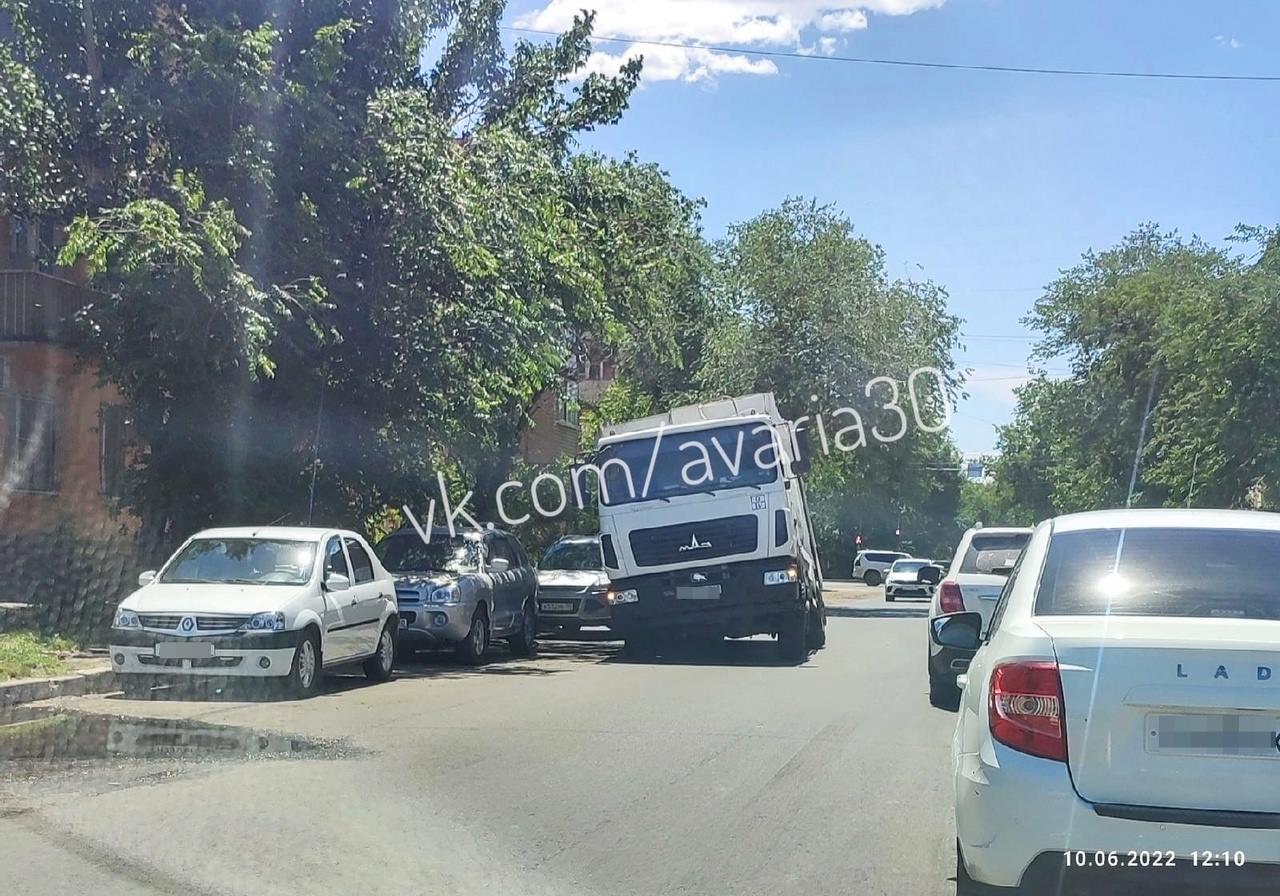 Мусоровоз провалился на астраханской улице