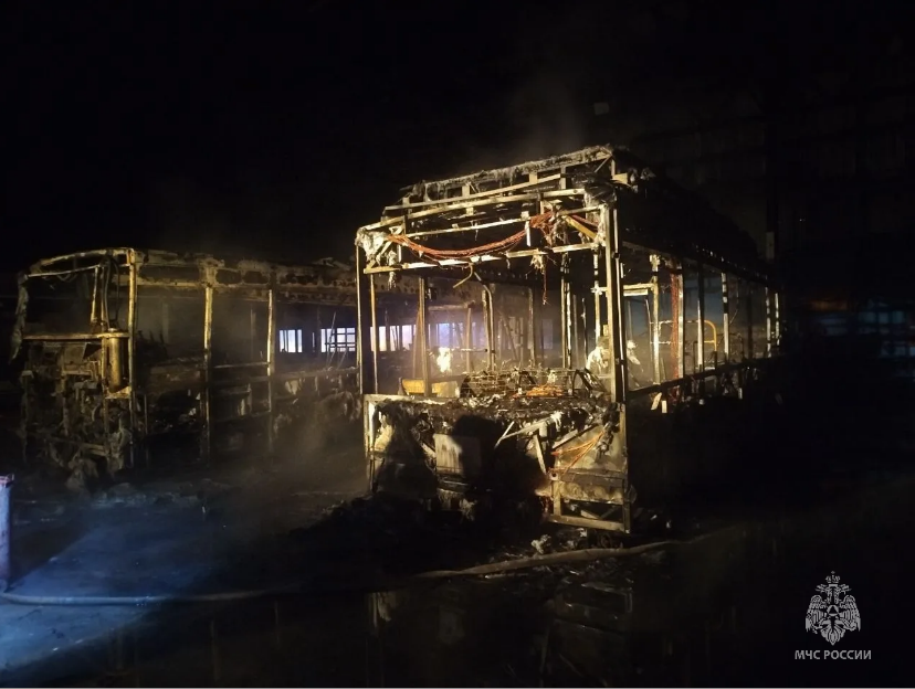 Два синих автобуса сгорели в астраханском таксопарке