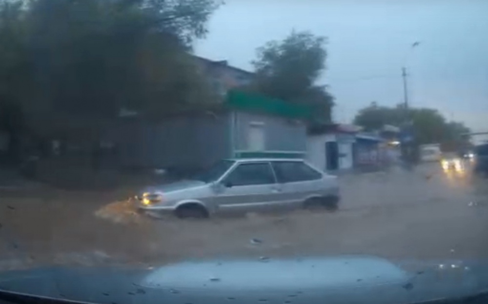 На борьбу с потопом в Астрахани выйдут 29 единиц техники. ВИДЕО бесплатной мойки под мостом