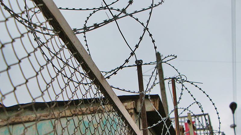 В Астрахани сотрудника колонии спустили по лестнице