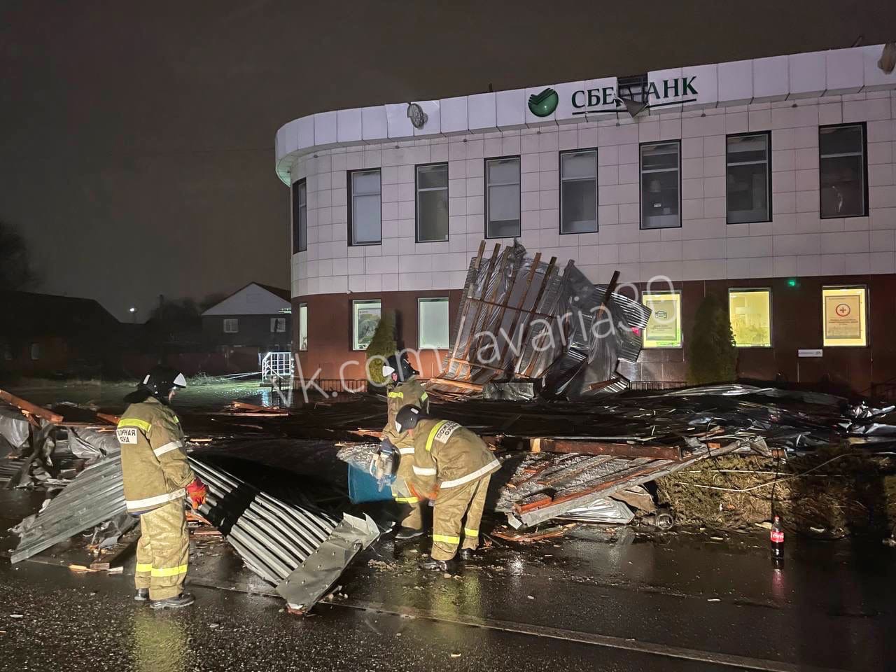 В Астрахани "Сбербанку" снесло крышу