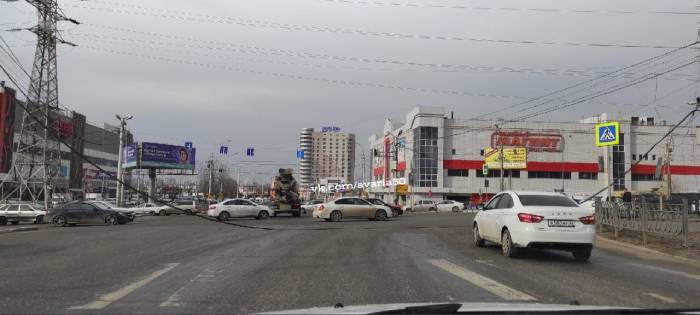 На оживленный перекресток в Астрахани упал провод