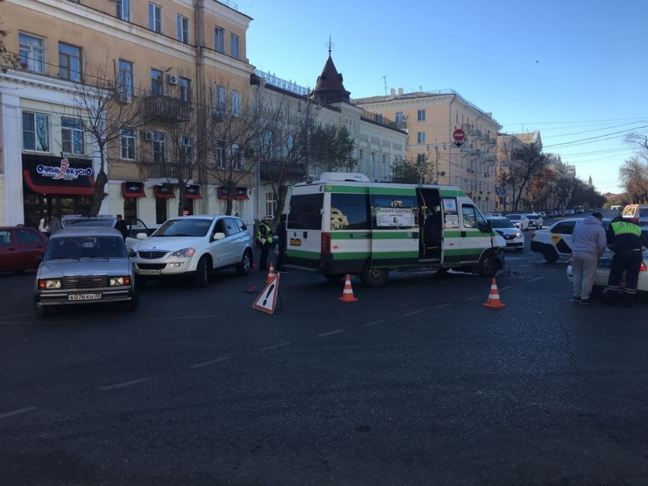В Кировском районе Астрахани маршрутка столкнулась с легковушкой, пятеро госпитализированы
