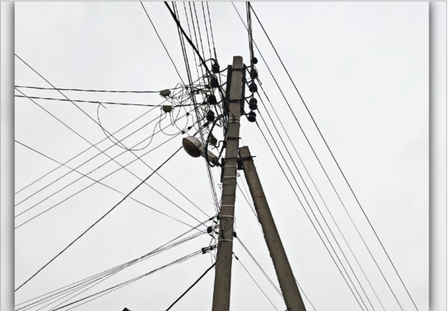 С астраханских опор ЛЭП срезают провода местных операторов связи