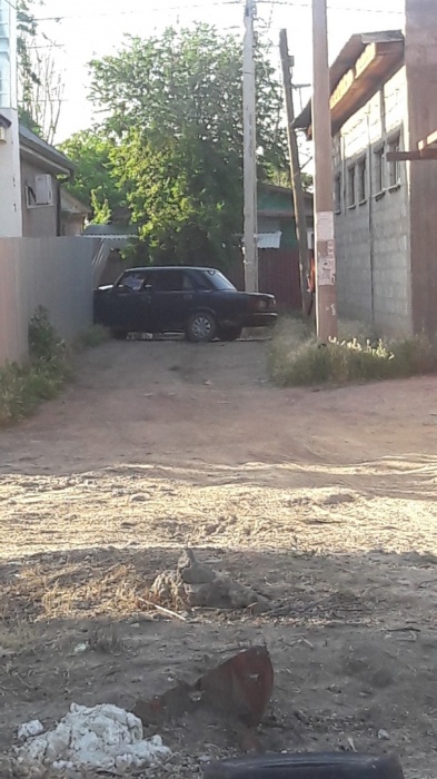 В Астрахани сразу несколько автомобилей облюбовали заборы