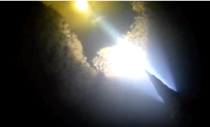 В центре Астрахани сняли на видео ночную подводную рыбалку