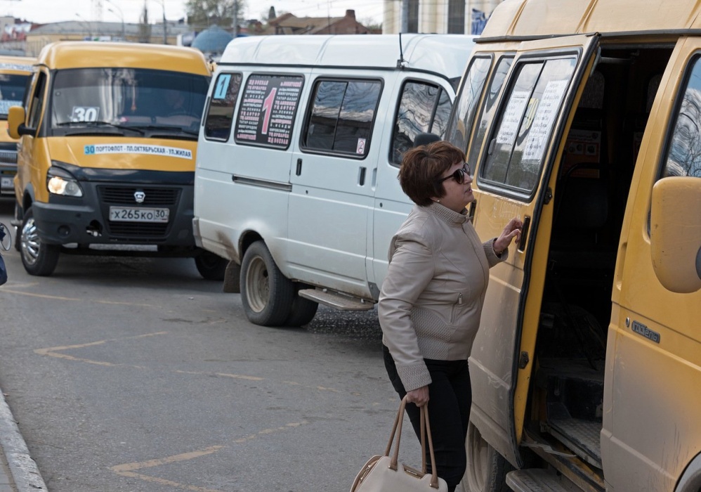 В Астрахани маршрутки перевозят пассажиров за 50 рублей