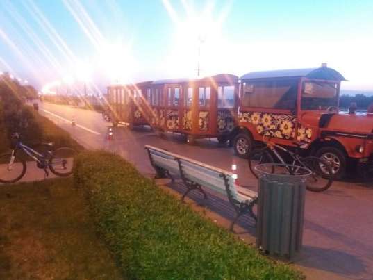 Как это произошло? На Набережной в Астрахани в детский паровозик въехала велосипедистка 