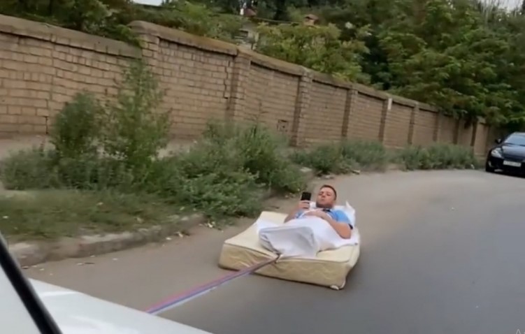 Водителя, который катал по городу на матрасе астраханского блогера, привлекли к ответственности