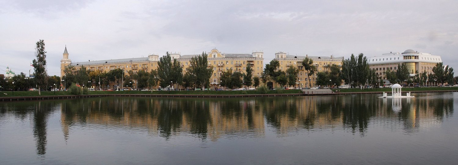 В Астрахани ремонтируют остановку «Лебединое озеро»