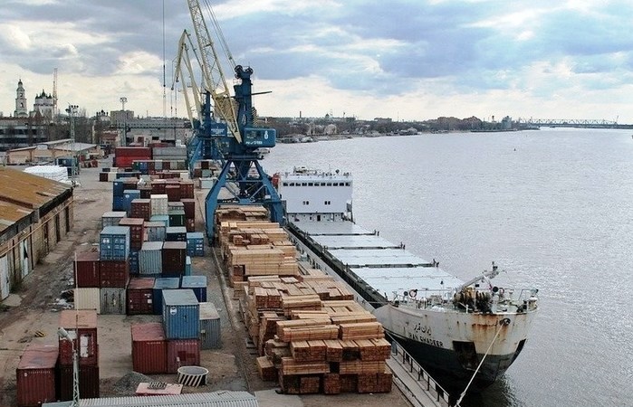 Астраханский порт еще отстает по грузообороту прошлогоднего графика, но уже сократил отставание наполовину