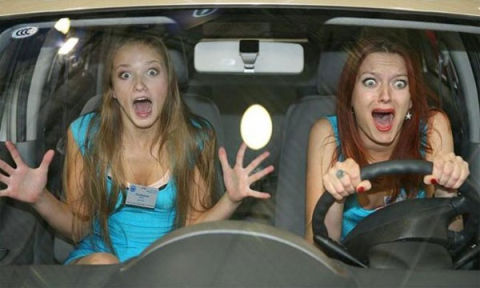 Пьяные астраханки угнали автомобиль и протаранили жилой дом