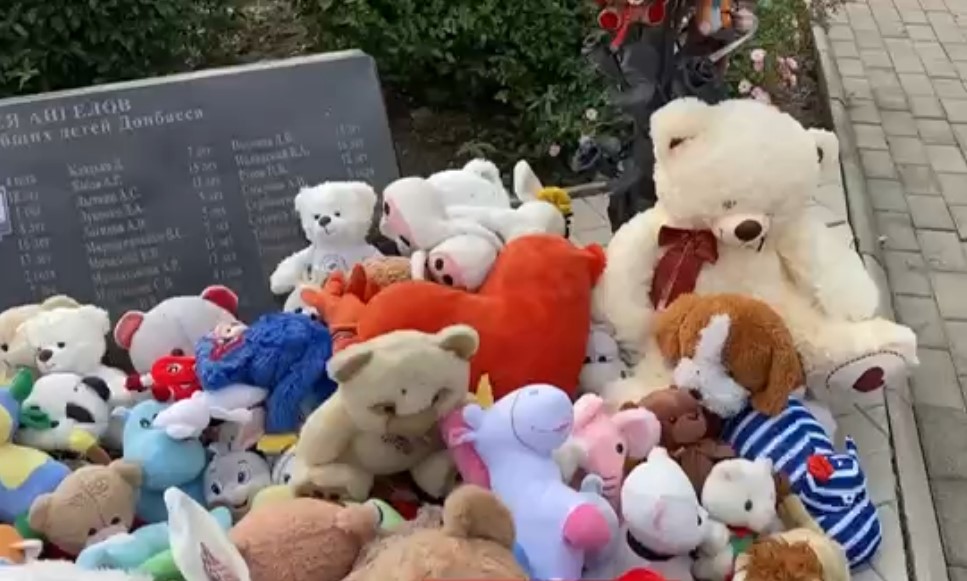 Астраханские розы высадили на Аллее ангелов в Донецке