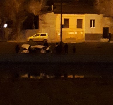 В центре Астрахани машина улетела к каналу