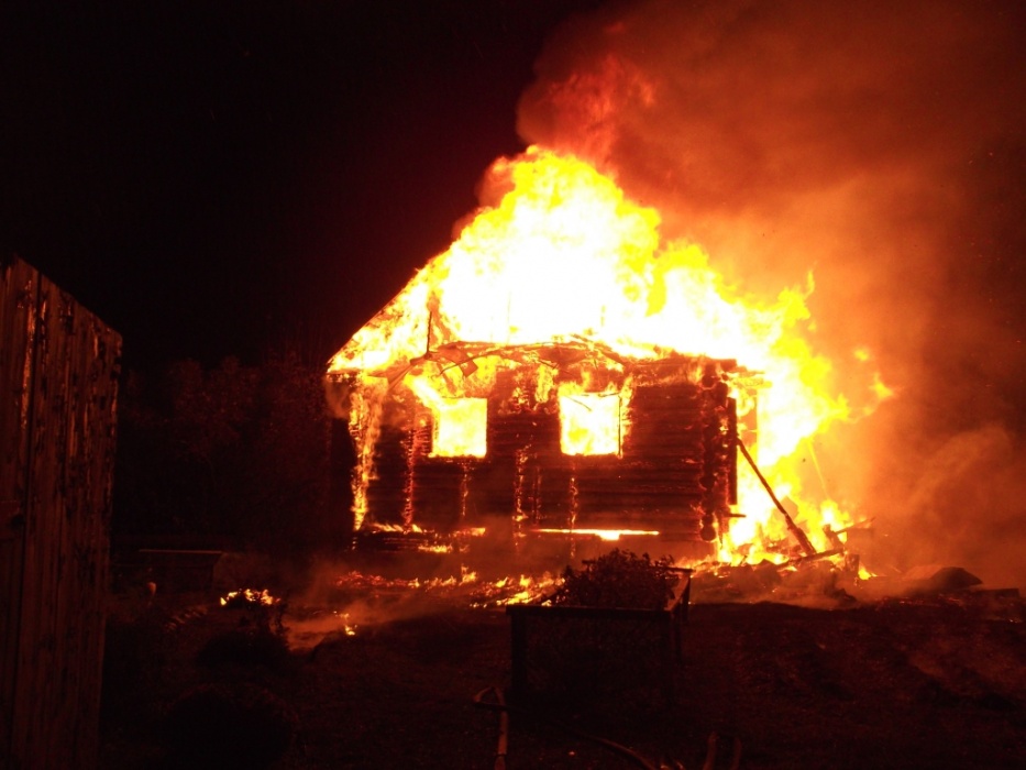 Астраханцы остались без крова после серьезного пожара