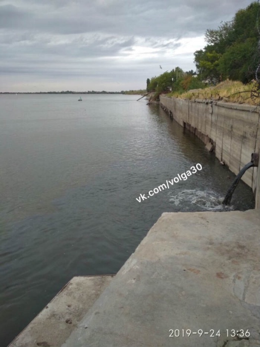 В Астрахани прямо в Волгу из трубы сливается черная жижа