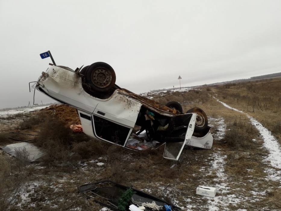 Водителя, чьи "Жигули" легли на крышу, доставили в астраханскую больницу 