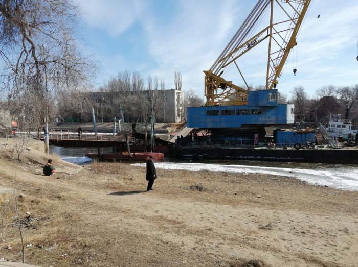 Затонувшие понтоны моста на «десятку» в Астрахани поднимают из воды