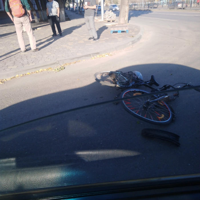 Водитель такси сбил пожилого велосипедиста на пешеходном переходе в Астрахани 