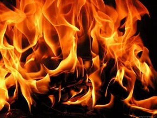 В Астрахани огонь охватил дачи на площади 140 кв.м: спасены 12 человек