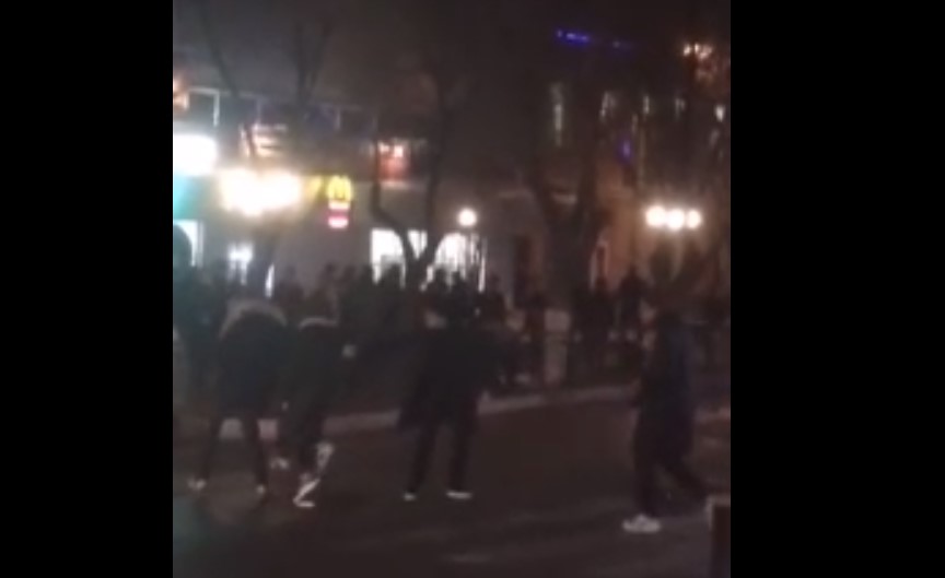 Опубликованы кадры массовой драки в центре Астрахани
