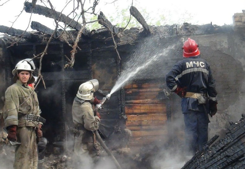 В центре Астрахани сгорел многоквартирный жилой барак
