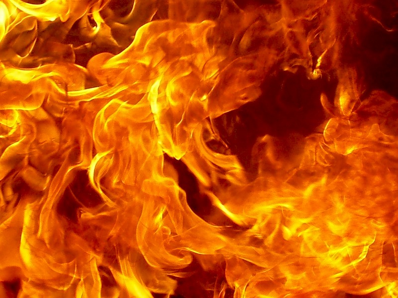В Астраханской области за ночь сгорели баня и автомастерская