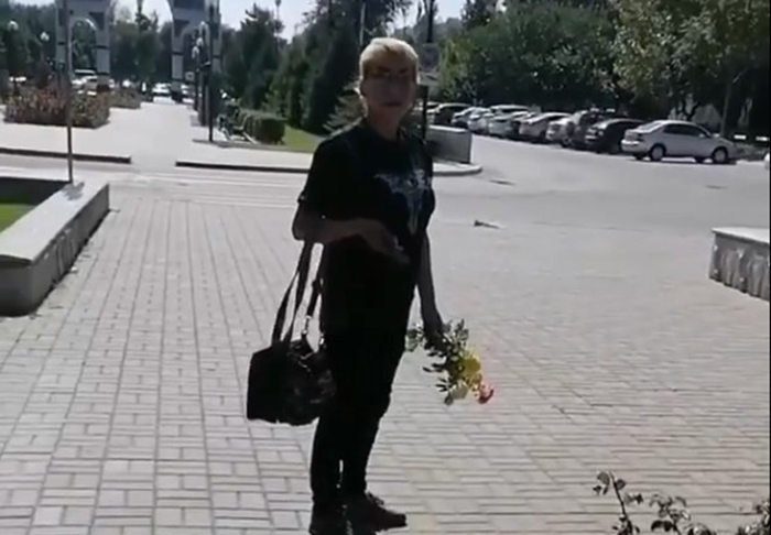 «А вы кто такой?» В Астрахани сняли на видео еще одну женщину, разоряющую городскую клумбу