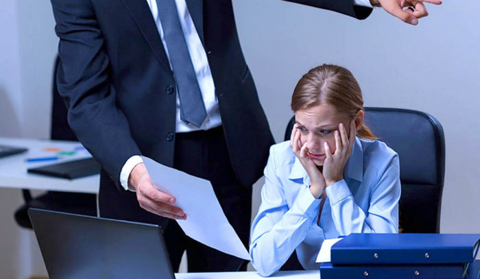 Астраханку незаконно уволили с работы