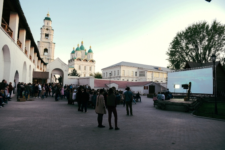 Лукойл подарил астраханцам «Кинотеатр под открытым небом»