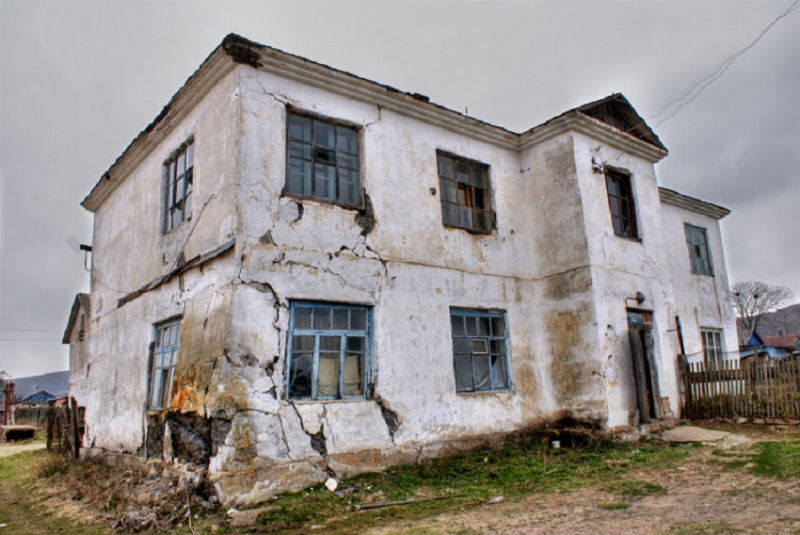 В Астрахани по решению суда снесены аварийные дома