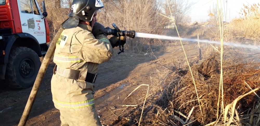 Тушили полдня: в Астраханской области устроили масштабный пожар