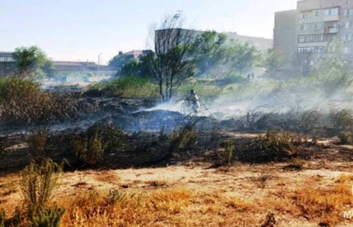 Астраханские огнеборцы ведут сражения с двумя крупными ландшафтными пожарами