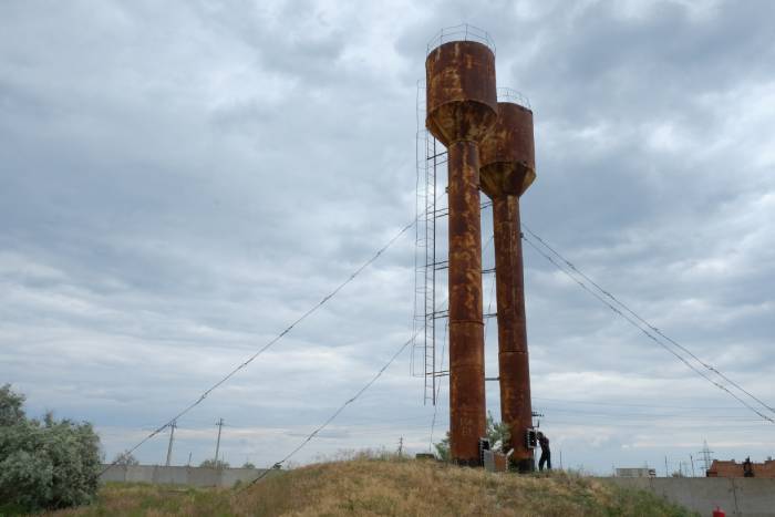 В астраханском селе упала водонапорная башня