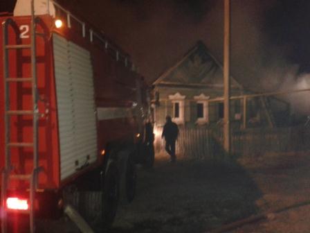 Ночью в Астрахани сгорели дом и автомобиль