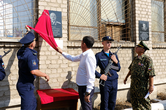 В День ВВС в Астрахани открыли памятную доску в честь маршала авиации Степана Красовского