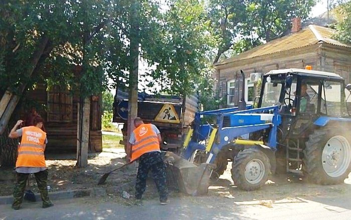 В Астрахани усилены работы по вывозу мусора 