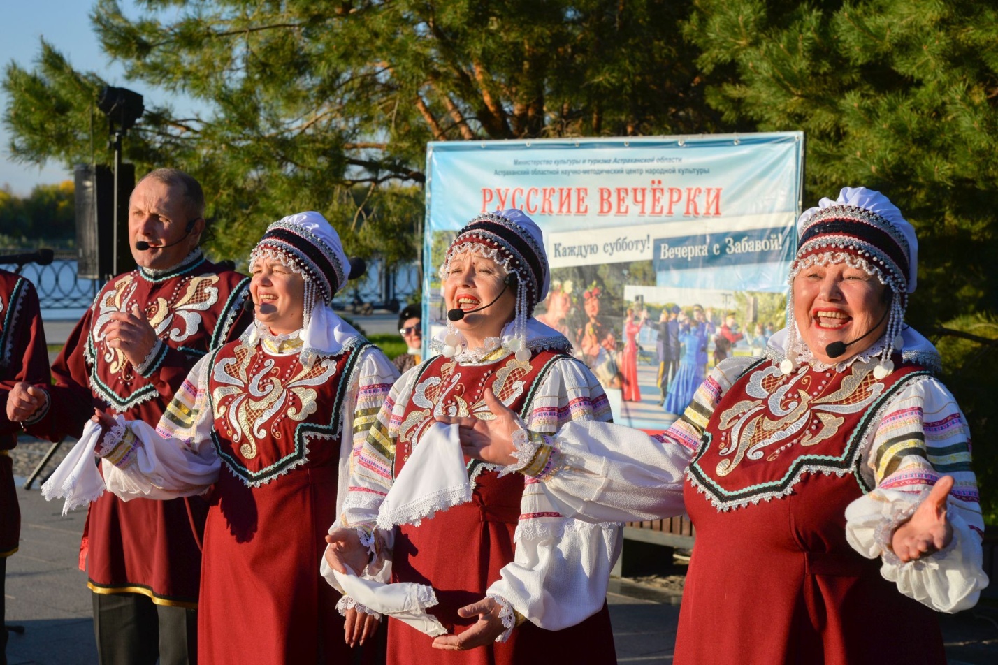 Шумные концерты на центральной набережной Астрахани завершаются