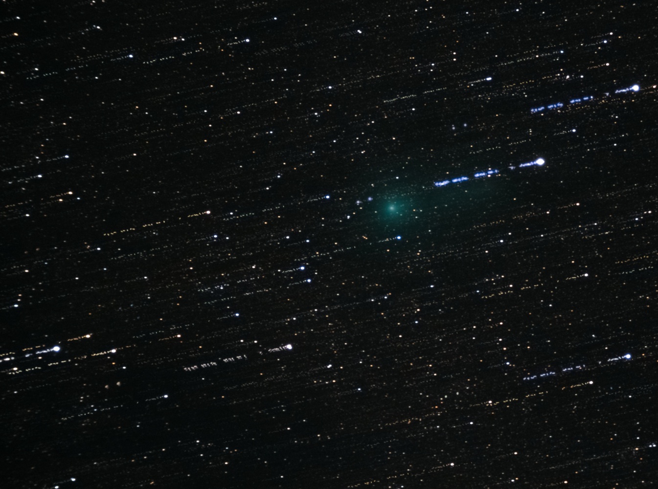 В небе над Астраханью заметили зелёную комету 